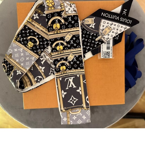 💝 Louis Vuitton Bandeau Silk Scarf Monogram BB Let’s Go M76442 Boxed 💝 - Picture 7 of 7